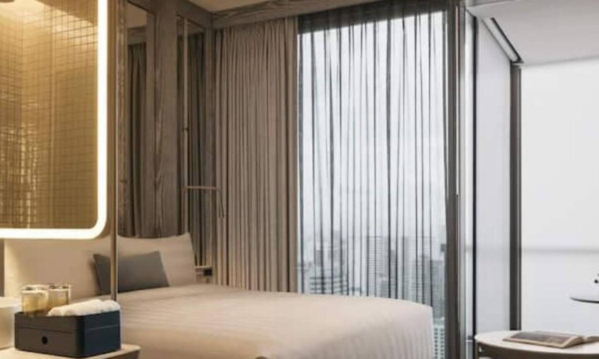 Orchard Hotel | Upscale Hotel Club King w Balcony Next to Famous Orchard Rd