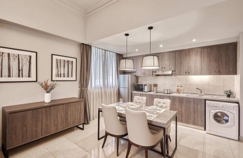 Dhoby Ghaut Apartment | Bright 2-bedroom apartment with AC in nice Singapore neighborhood