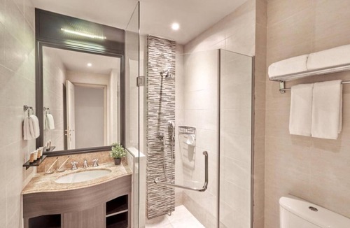 Dhoby Ghaut Apartment | Bright 2-bedroom apartment with AC in nice Singapore neighborhood