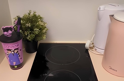 Geylang Apartment | Comfortable Condo Room Living for two! 8 Mins to MRT