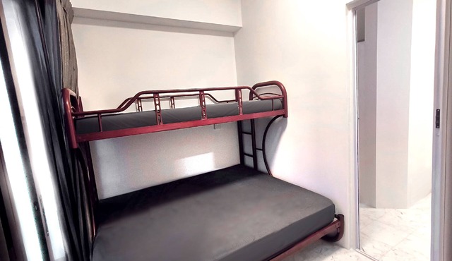 Comfortable Condo Room Living for two! 8 Mins to MRT
