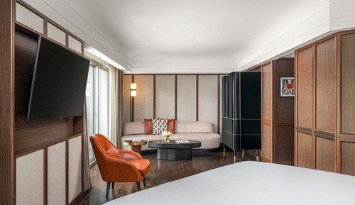 Signature Gold Suite, 1 King, 2 Balconies & Fairmont Gold Lounge Access