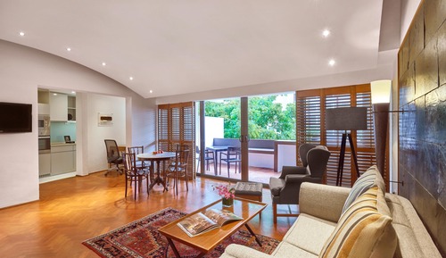 Parklane Split Level Suite - 3-5 Minutes Walking Distance to Annex Building