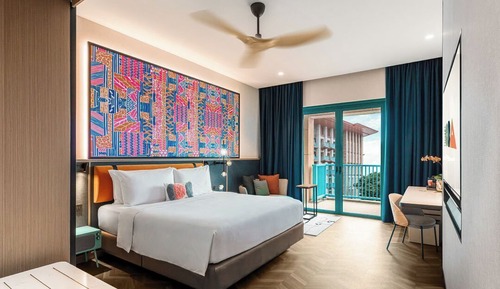 Deluxe Pool View Room