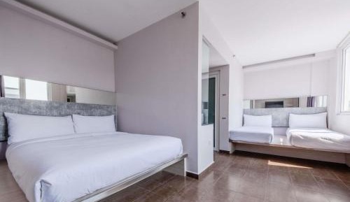 Deluxe Room with 1 Double and 2 Single Beds