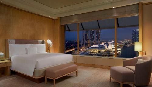 1 Bedroom Millenia Suite, 1 King Bed, Marina Bay View, Lounge Access