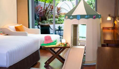 Questers Garden Wing Deluxe Family Terrace - Playhouse and Slide for kids under 1-meter