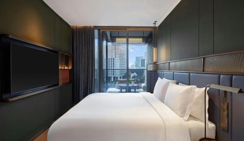 Varel One-Bedroom King Suite with Balcony