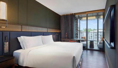 Deluxe King Room with Balcony
