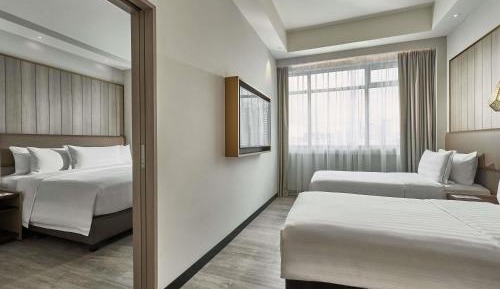 Family Quadruple Room, 1 King Bed and 2 Single Beds