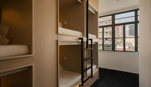 Single Capsule in Mixed Room