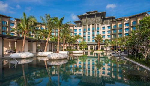 Premier King Suite with Pool View