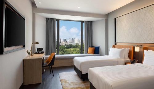 Executive Club Twin Room with Skyline View