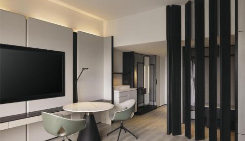 One-Bedroom King Suite - Lounge Access