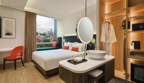 Deluxe Queen Room with Pool View
