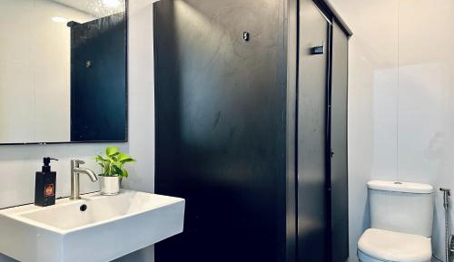 Private Room (6 beds) with En-Suite Bathroom