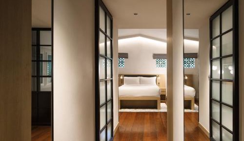 Studio Premier with Balcony or Living Room