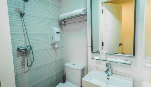 Standard Queen Room ( No Windows )