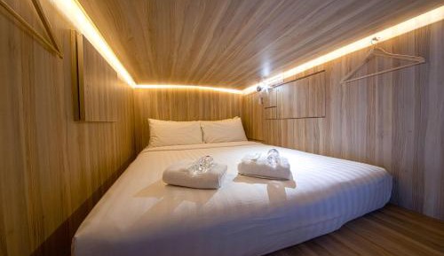 Queen Capsule in Mixed Room