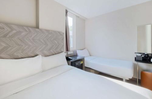 Red Light District Hotel | ibis budget Singapore Dahlia