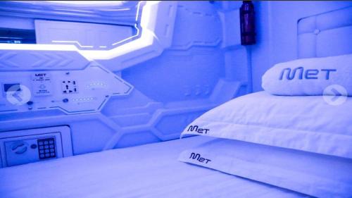 Kampong Glam Hotel | MET A Space Pod at Arab Street