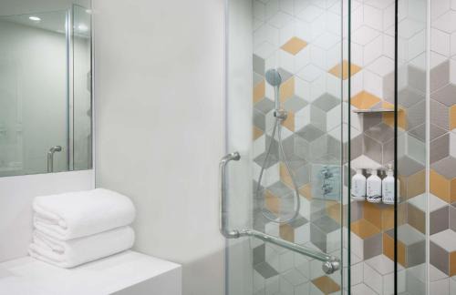 South East Division Hotel | YOTELAIR Singapore Changi Airport Landside